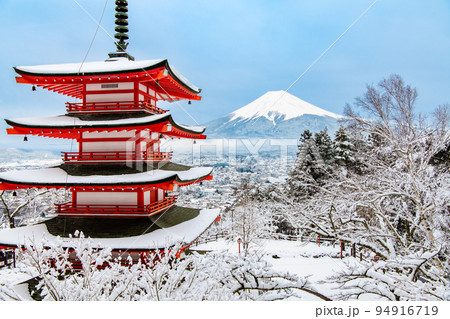 山梨県 新倉山浅間神社 ~雪化粧した忠霊塔と富士山~ 山梨県 新倉山浅間神社 ~雪化粧した忠霊塔と富士山~ 94916719