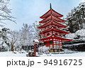 山梨県 新倉山浅間神社　～雪化粧した忠霊塔と富士山～ 94916725