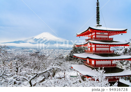山梨県 新倉山浅間神社　～雪化粧した忠霊塔と富士山～ 94916728