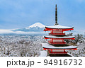 山梨県 新倉山浅間神社　～雪化粧した忠霊塔と富士山～ 94916732
