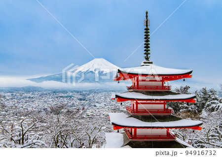 山梨県 新倉山浅間神社　～雪化粧した忠霊塔と富士山～ 94916732