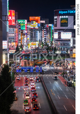 《東京都》夜の新宿歌舞伎町・歓楽街 94917506