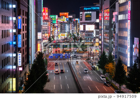 《東京都》夜の新宿歌舞伎町・歓楽街 94917509