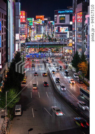 《東京都》夜の新宿歌舞伎町・歓楽街 94917510