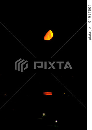 猪苗代湖の上空に、オレンジ色の三日月が沈んでいく。湖面にもオレンジ色の光が輝き、綺麗だ。 94917604