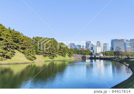 東京都千代田区 桜田門(外桜田門)と東京丸の内のオフィスビル群 東京都千代田区 桜田門(外桜田門)と東京丸の内のオフィスビル群 94917614