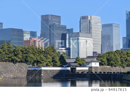 東京都千代田区　桜田門（外桜田門）と東京丸の内のオフィスビル群 94917615