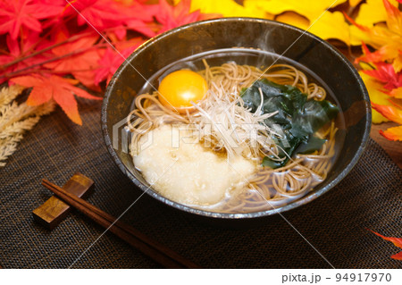 秋蕎麦 温かい月見とろろ蕎麦 イメージ 鳥瞰 秋蕎麦 温かい月見とろろ蕎麦 イメージ 鳥瞰 94917970