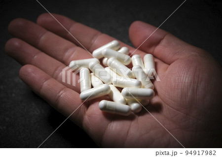 危険ドラッグ 薬物乱用 薬物依存 イメージ 白い薬 危険ドラッグ 薬物乱用 薬物依存 イメージ 白い薬 94917982