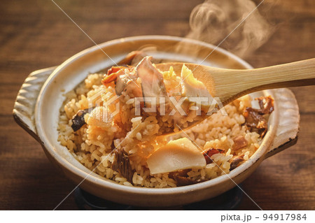 土鍋 炊き込みご飯 湯気 しゃもじですくう 94917984