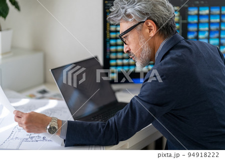 施工図を確認する工事監理者　一級建築士　白髪　ひげ 94918222