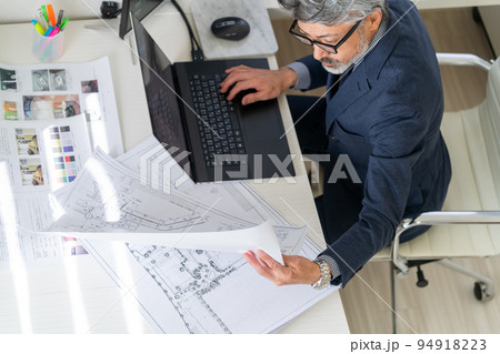 施工図を確認する工事監理者 一級建築士 白髪 ひげ 俯瞰 施工図を確認する工事監理者 一級建築士 白髪 ひげ 俯瞰 94918223