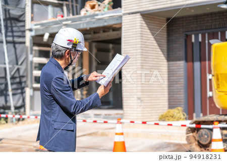 設計図面と建築現場を照合する工事監理者 白髪 ひげ 設計図面と建築現場を照合する工事監理者 白髪 ひげ 94918231