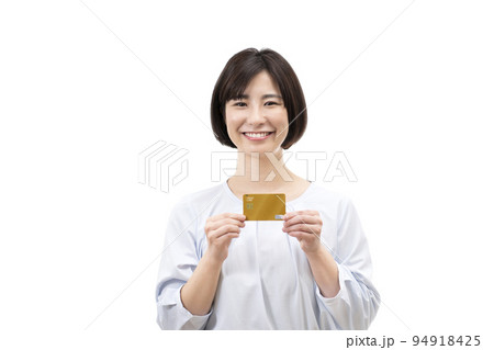 クレジットカードを持つ若い女性 クレジットカードを持つ若い女性 94918425
