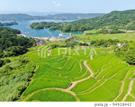 佐賀県唐津市肥前町の大浦の棚田の空撮 94918442