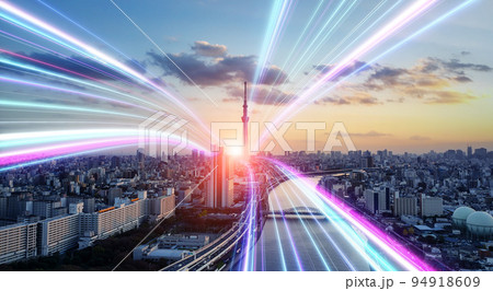 都市展望と未来へと続く光の帯 94918609