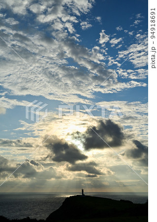 朝の東崎灯台 94918691