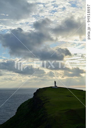 朝の東崎灯台 94918697