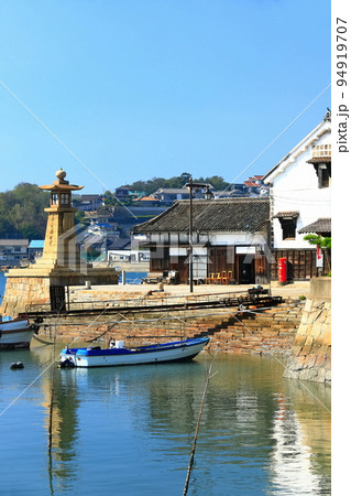 【広島県】快晴の鞆の浦 いろは丸展示館と常夜灯 【広島県】快晴の鞆の浦 いろは丸展示館と常夜灯 94919707