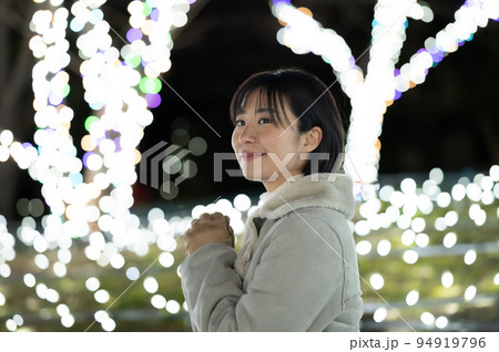 江ノ島イルミネーションを楽しむ女性 94919796