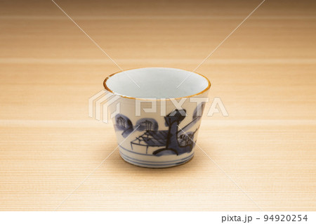 木目の背景の蕎麦猪口 94920254