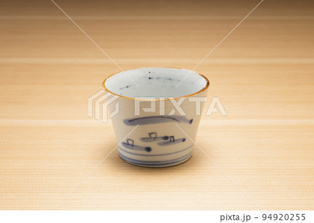 木目の背景の蕎麦猪口 木目の背景の蕎麦猪口 94920255