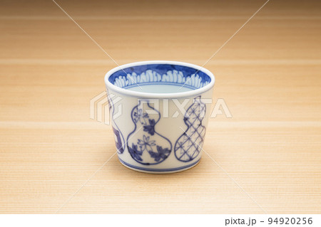 木目の背景の蕎麦猪口 94920256