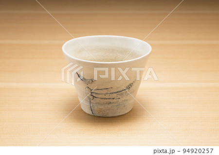 木目の背景の蕎麦猪口 94920257
