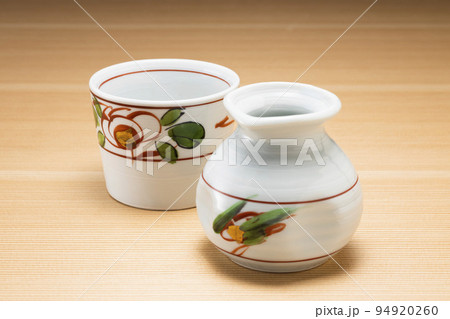 木目の背景の蕎麦猪口と徳利 木目の背景の蕎麦猪口と徳利 94920260