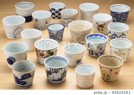 木目の背景の沢山の蕎麦猪口 木目の背景の沢山の蕎麦猪口 94920261