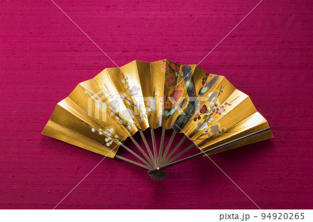 赤い背景の飾り扇子 94920265