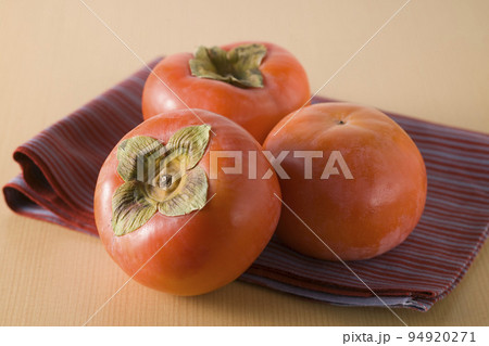 手拭いの上の富有柿 手拭いの上の富有柿 94920271
