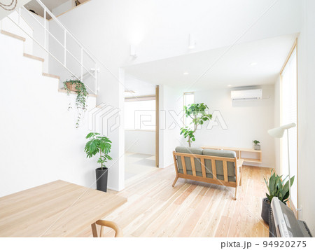 新築住宅の明るい白壁のリビングルーム 94920275