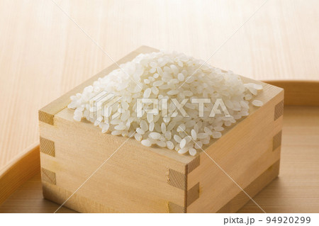 升に盛り付けた白米 94920299