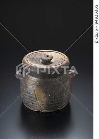 黒い背景の茶道具　水指 94920305