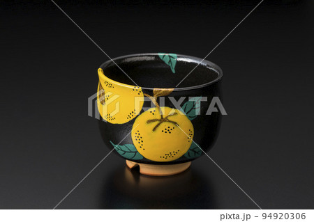 黒い背景の茶道具　茶碗 94920306