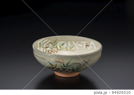 黒い背景の茶道具　茶碗 94920310