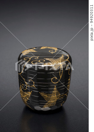 黒い背景の茶道具 棗 黒い背景の茶道具 棗 94920311