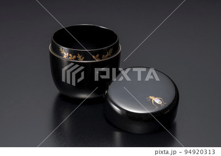黒い背景の茶道具 棗 黒い背景の茶道具 棗 94920313