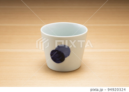 木目の背景の蕎麦猪口 木目の背景の蕎麦猪口 94920324