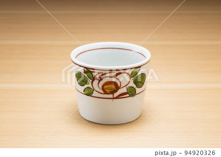 木目の背景の蕎麦猪口 木目の背景の蕎麦猪口 94920326