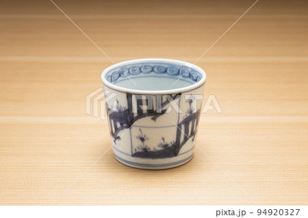 木目の背景の蕎麦猪口 木目の背景の蕎麦猪口 94920327