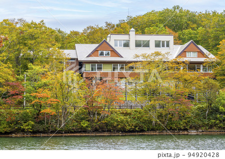 秋のドッコ沼　紅葉の風景　山形県山形市　　 94920428
