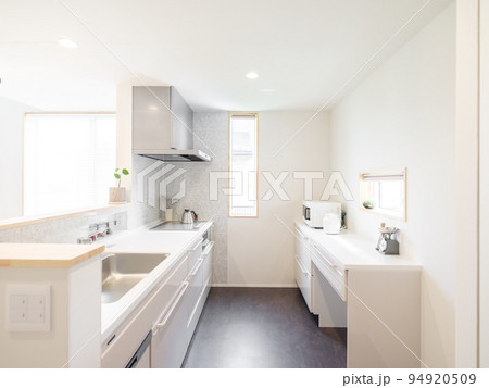 新築住宅の明るい対面キッチン 新築住宅の明るい対面キッチン 94920509