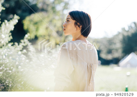 自然の中の女性・サステナブルイメージ 94920529