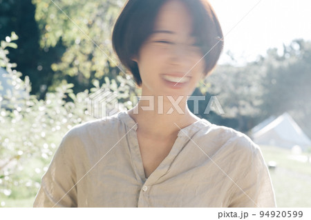 笑う女性ポートレート 94920599