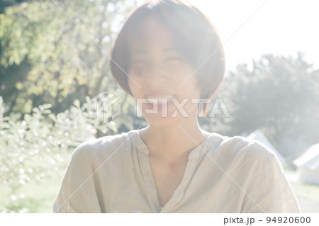 笑う女性ポートレート 笑う女性ポートレート 94920600