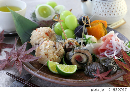 さんま梅しそ巻きときのこごはんおにぎりのワンプレート　秋のワンプレートごはん 94920767