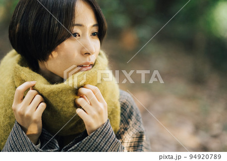 コートを着たショートカットの女性 コートを着たショートカットの女性 94920789