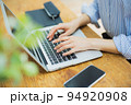 テレワーク　リビング　パソコン 94920908